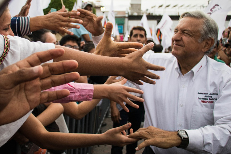 Promete AMLO no privatizar agua ni servicios de salud