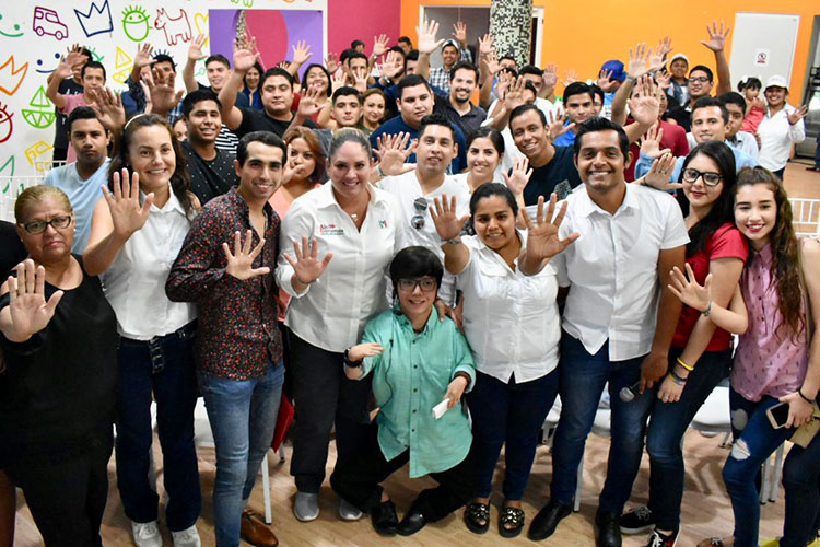 Reconoce Ale Cárdenas a jóvenes que impulsan el arte y el deporte
