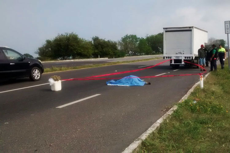 Muere mujer al arrojarse de vehículo en Tampico
