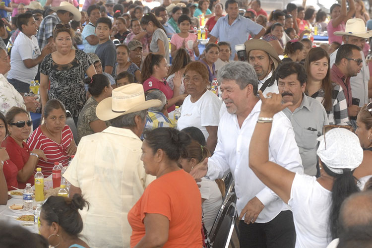 Peloteros y colonos piden a Xico cambiar la historia de Victoria.
