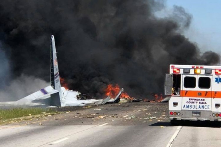 Se estrella avión de carga en carretera de EU