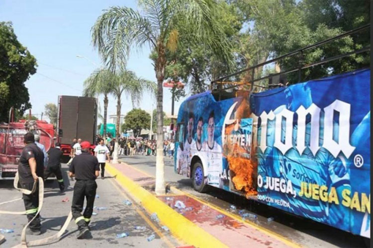 Se incendia autobús en el que Santos desfilaría