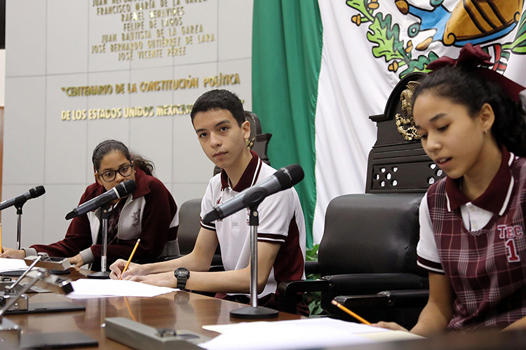Estudiantes toman la tribunal del Congreso en Tamaulipas