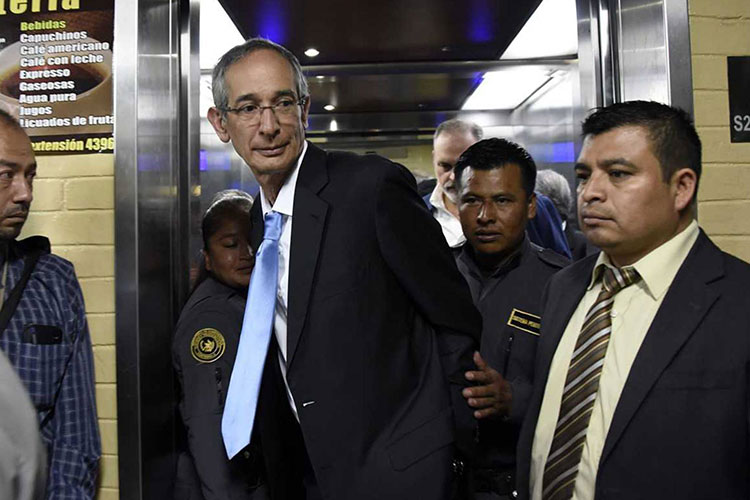 Un juez deja en libertad al expresidente de Guatemala, Álvaro Colom