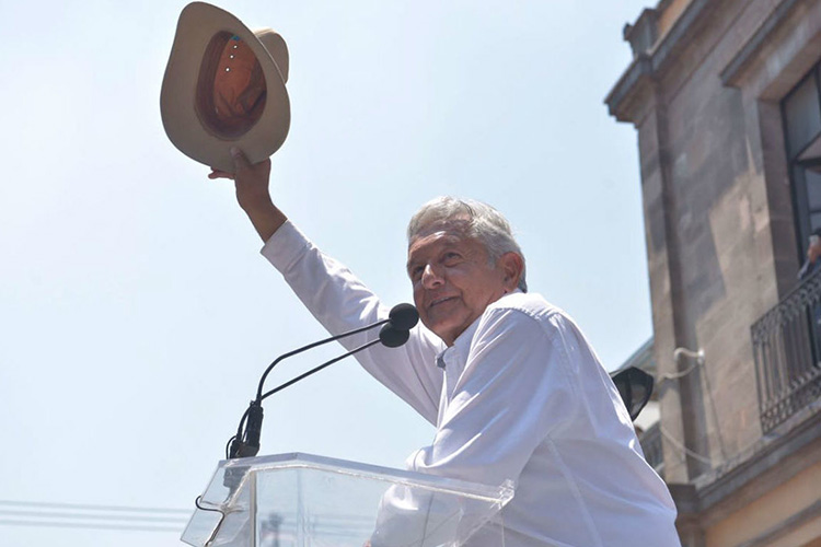 Revisar contratos y acabar con la corrupción, ofrece AMLO a Cárdenas