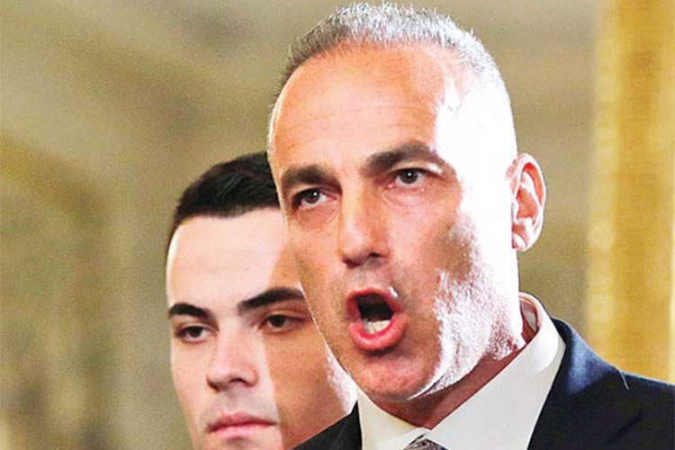 Padre de víctima en tiroteo demanda a policía ‘cobarde’