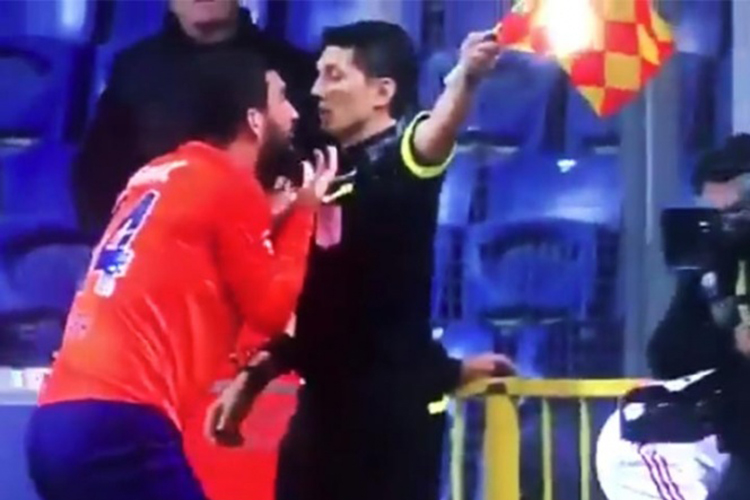 Arda Turan, castigado con 16 partidos por agredir a árbitro