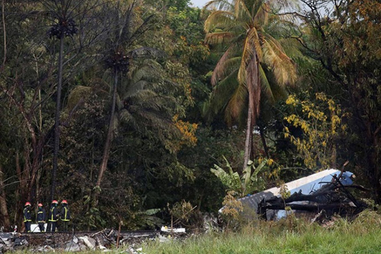 Llegan primeros restos de mexicanos por avionazo en Cuba