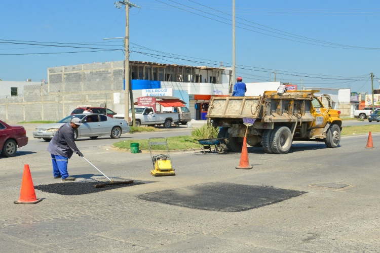 Reparan baches en 31 colonias