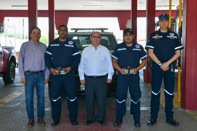 Reconocen a dos bomberos por salvar vida de una menor