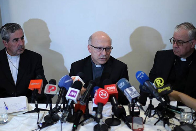 Iglesia chilena suspende a 14 sacerdotes por presuntos delitos de abusos