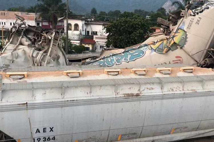 Chocan trenes de frente en Veracruz, al menos hay dos heridos