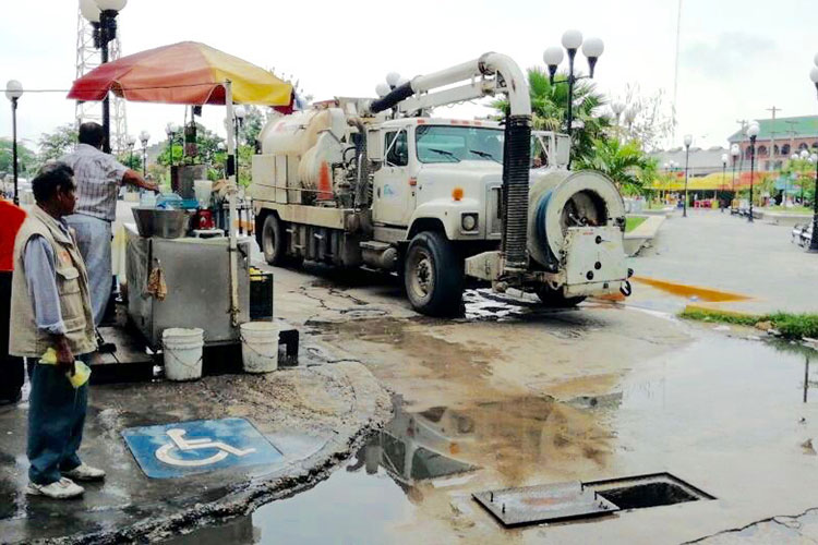 COMAPA Zona Conurbada desazolva colector en calles del centro