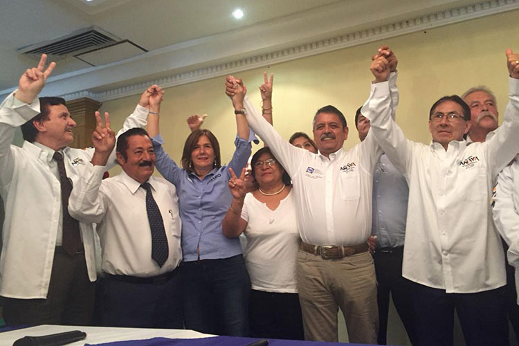 Renuncian militantes de Morena y se van al PAN