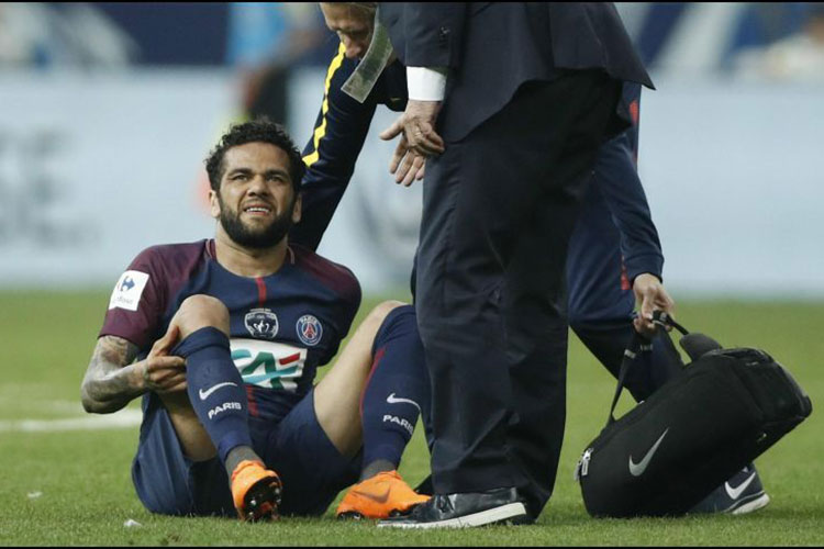 Dani Alves es baja por lesión, a 35 días del Mundial