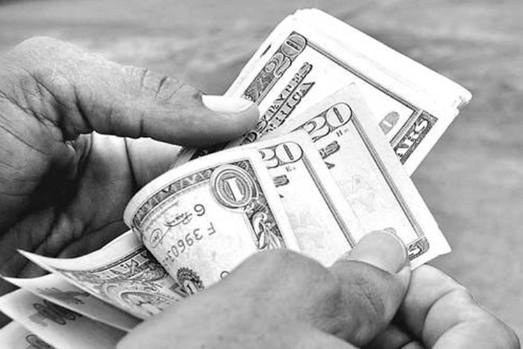 Peso gana terreno ante el dólar por datos económicos de EU