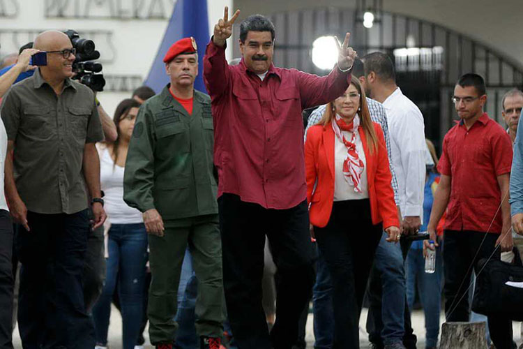 Promete Maduro reconciliación Nacional y sale a votar