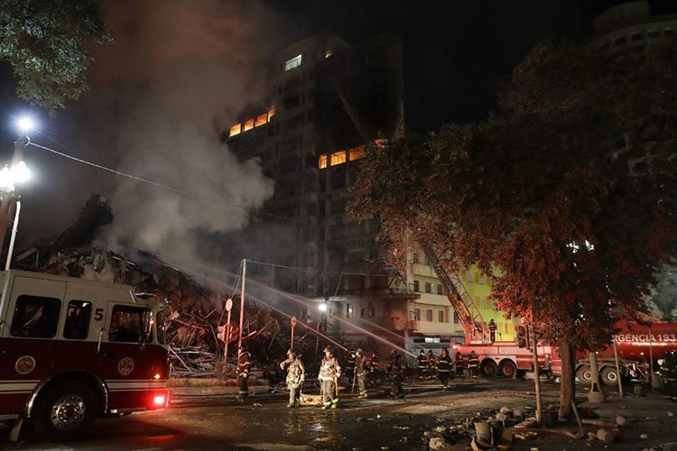 Edificio en llamas se derrumba en Brasil; hay un muerto