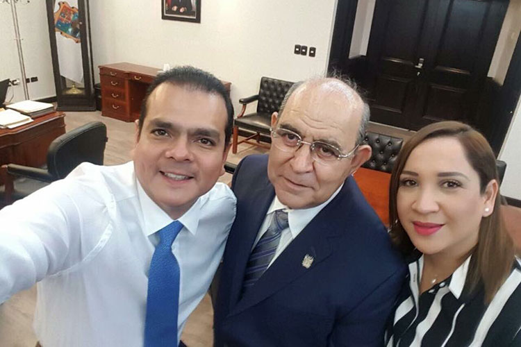 Preparan alcaldes el camino de reelección; les dan licencia