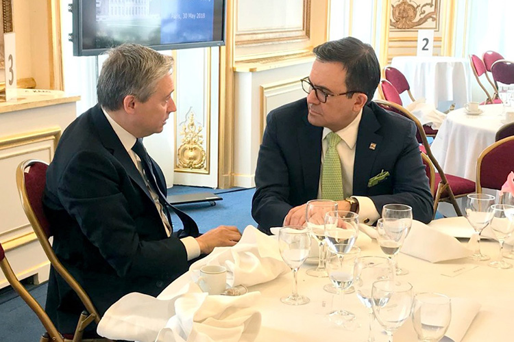 Guajardo se reúne en París con ministro de Canadá