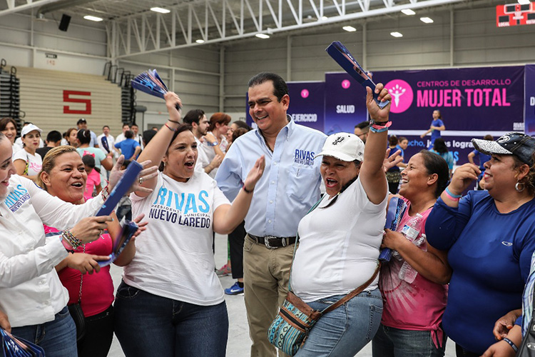 Expone Enrique Rivas propuesta “Mujer Total”
