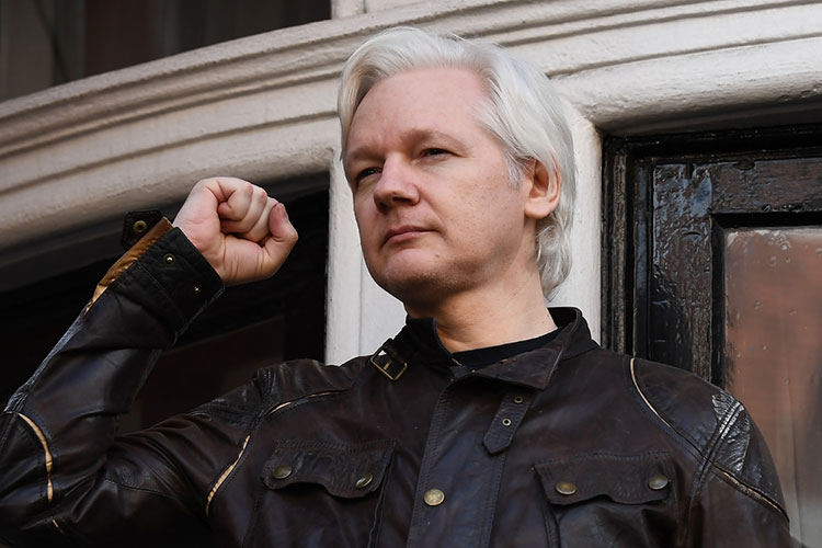 Ecuador mantiene a Julian Assange sin acceso a internet