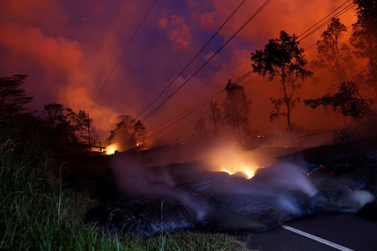 Ríos de lava del Kilauea se dirigen al mar en Hawaii