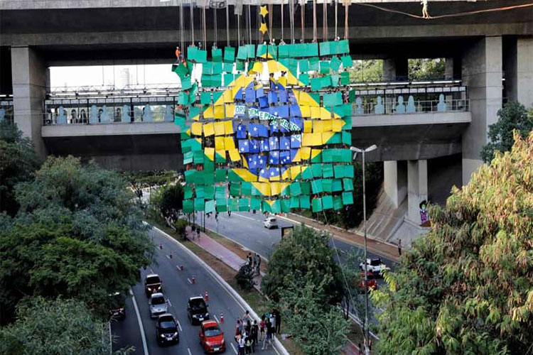 Crean mosaico gigante para inspirar a Brasil
