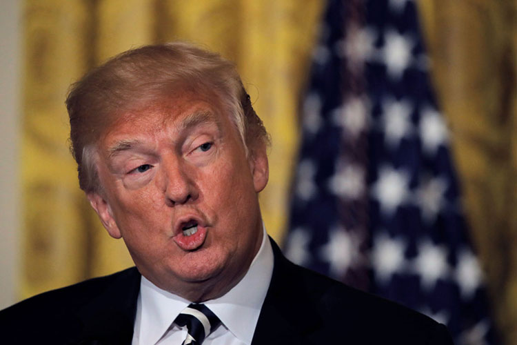Trump contrata a abogado que representó a Clinton