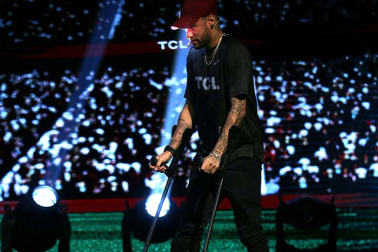 Neymar burla a la prensa; aterriza en París