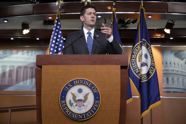 Ryan fustiga a colegas por disputas internas sobre migración