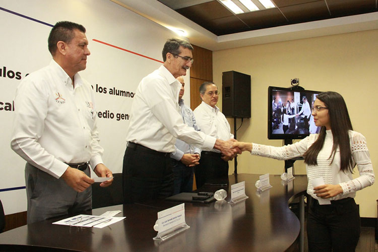 Entrega UAT estímulos a estudiantes hijos de académicos