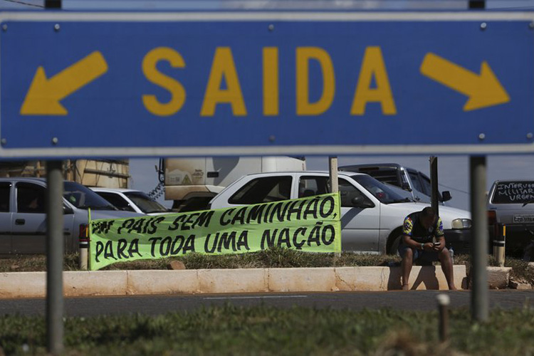 Brasil anuncia medidas para desbloquear huelga de camioneros