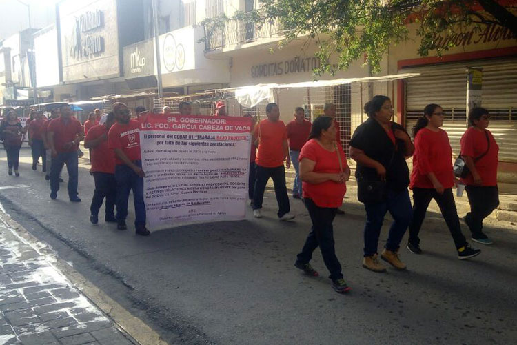 Telmex, Cobat y HC protestan en desfile