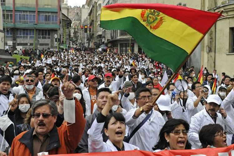 Muere joven boliviano en protesta callejera cerca de La Paz