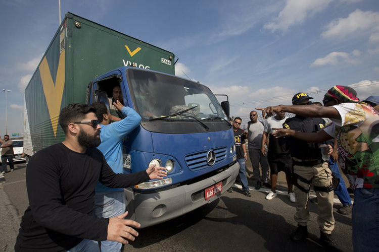 Brasil: acuerdo permite suspender huelga de camioneros