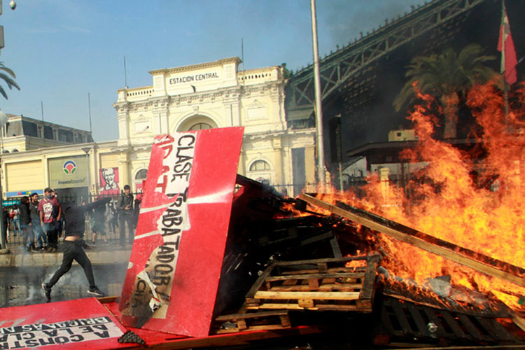 Reprimen protestas del Día del Trabajo en Chile y Honduras