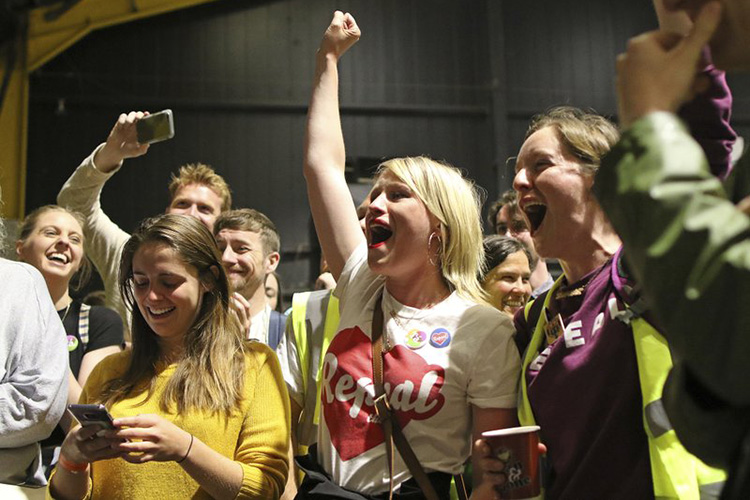 Referendo irlandés aprueba revocar prohibición del aborto