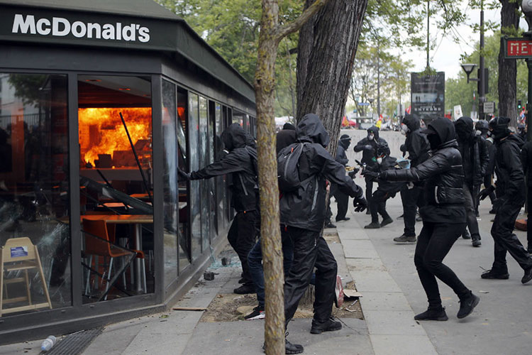 Detienen en París a 109 personas tras protestas contra reformas laborales de Macron