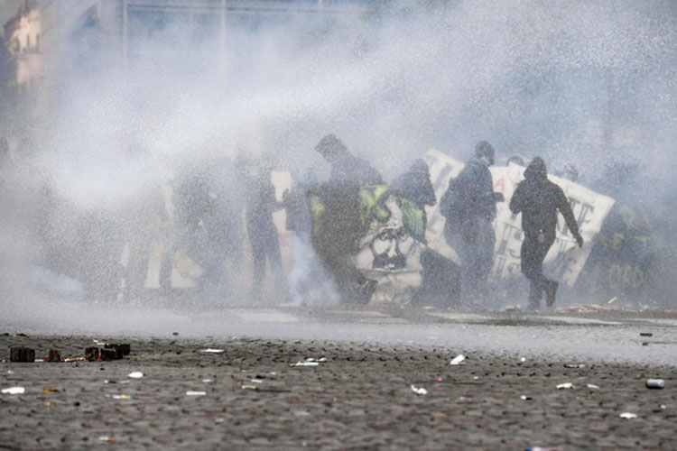 Se desata violencia en París en marchas por 1° de Mayo