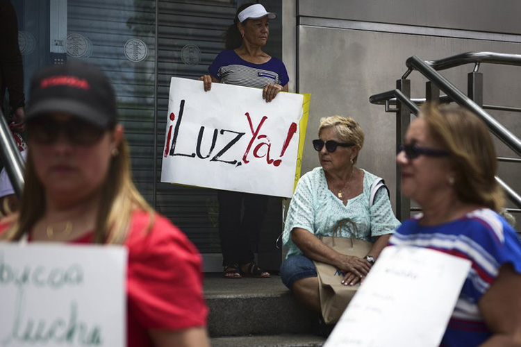 Ingenieros dejan Puerto Rico, parte de isla sigue sin luz