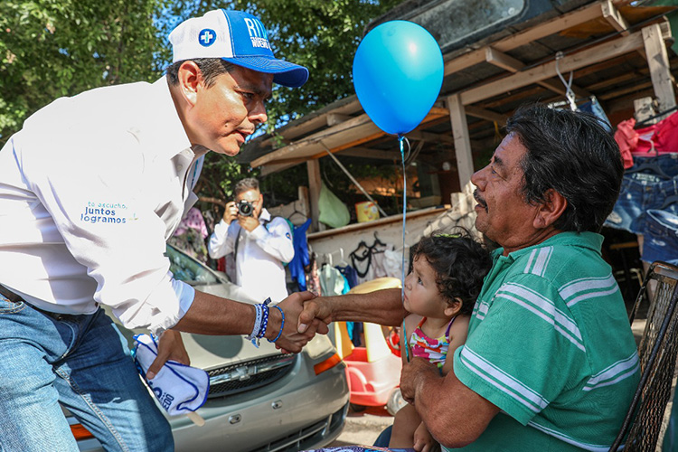 Reciben vecinos con las puertas abiertas a Enrique Rivas