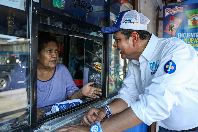Energía y pasión en caminatas de Rivas en colonias