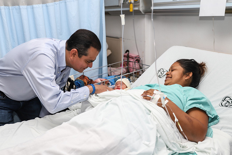 Felicita alcalde y la presidenta del DIF a mamás en hospitales