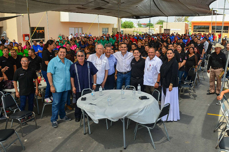 Convive alcalde con trabajadores de maquiladoras, en Día del Trabajo