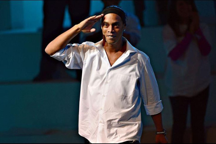 Afirman que Ronaldinho se casará con dos mujeres