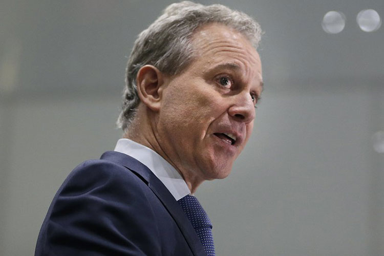 Indagan en acusaciones de violencia contra Schneiderman