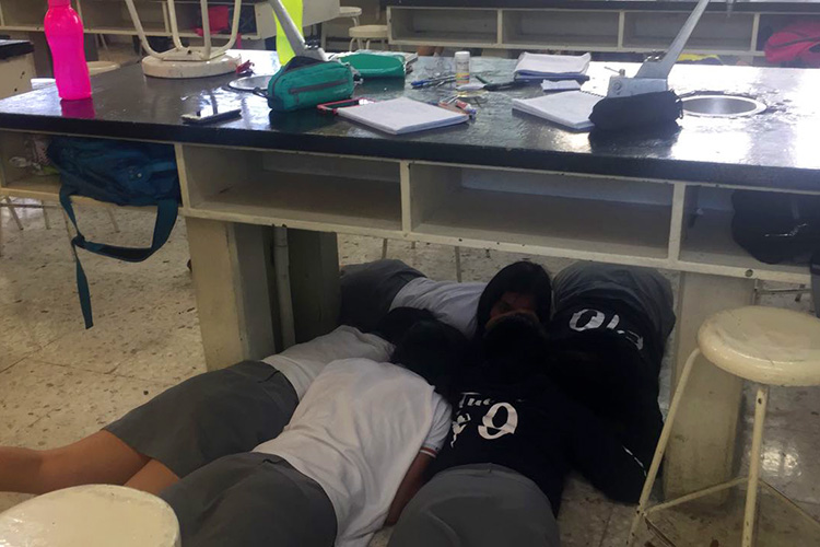 ‘Entrenan’ a estudiantes del CBTIs 24 contra balaceras