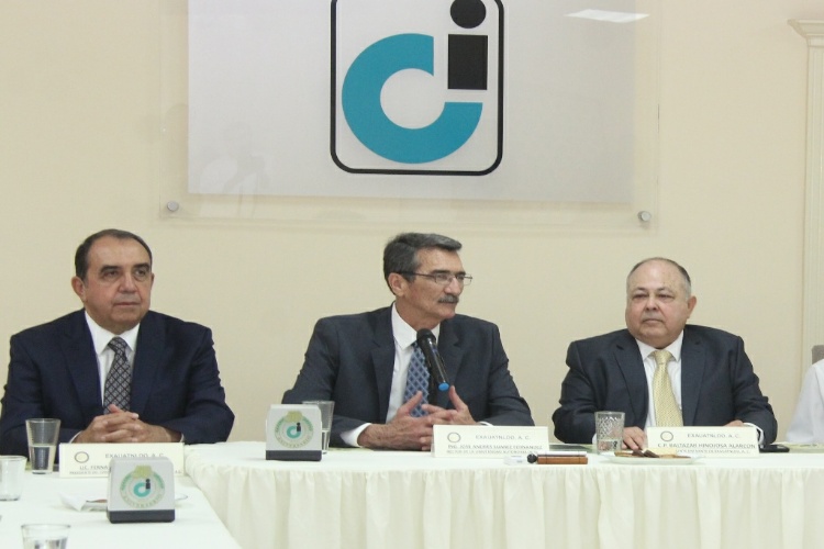 Rinde protesta directiva de asociación ExaUAT