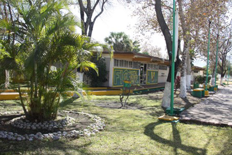 Imparten temas de imagen y proyección profesional a estudiantes UAT